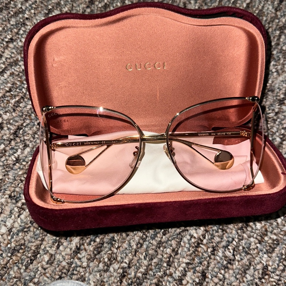 Gucci sunglasses with pearl detail